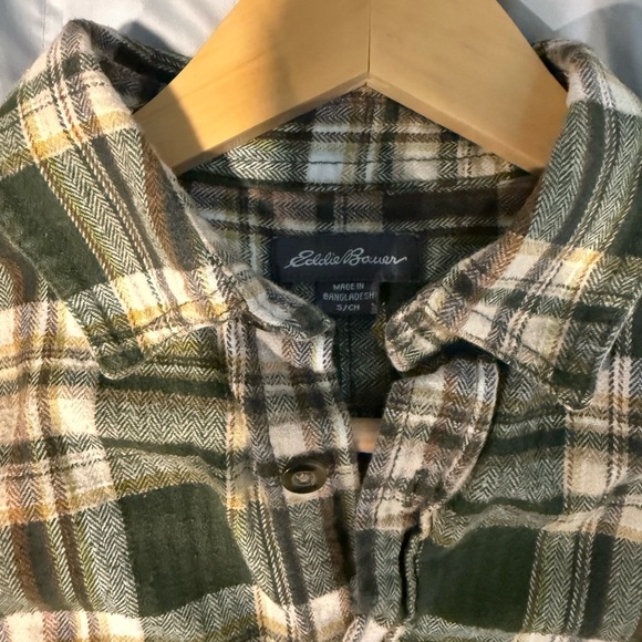Eddie Bauer Green and White Casual Button Down Shirt - Picture 2 of 3
